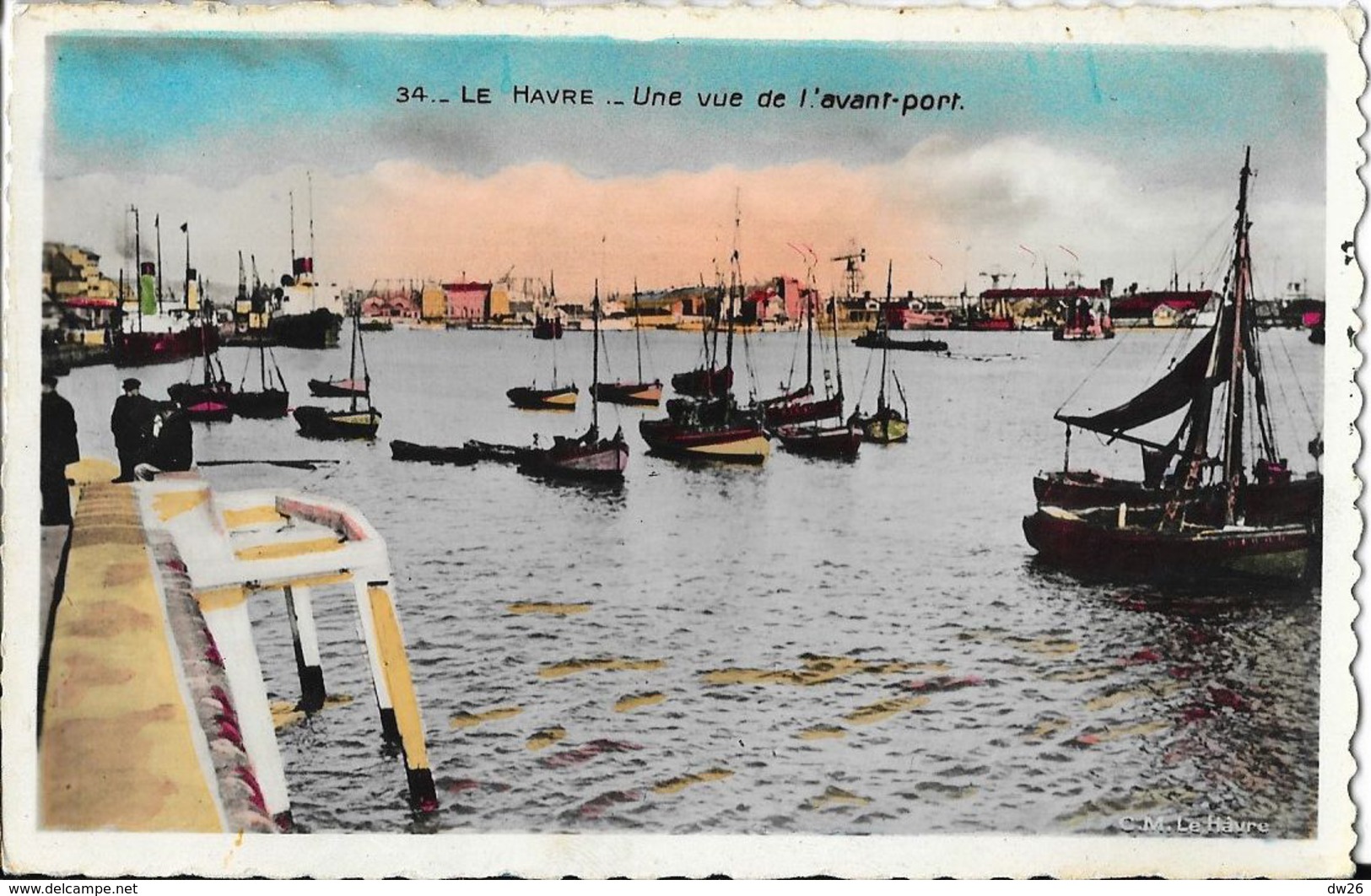 Le Havre - Une Vue De L'Avant-Port - Bateaux De Pêche - Edition Lugen - Carte N° 34 Dentelée, Colorisée - Port