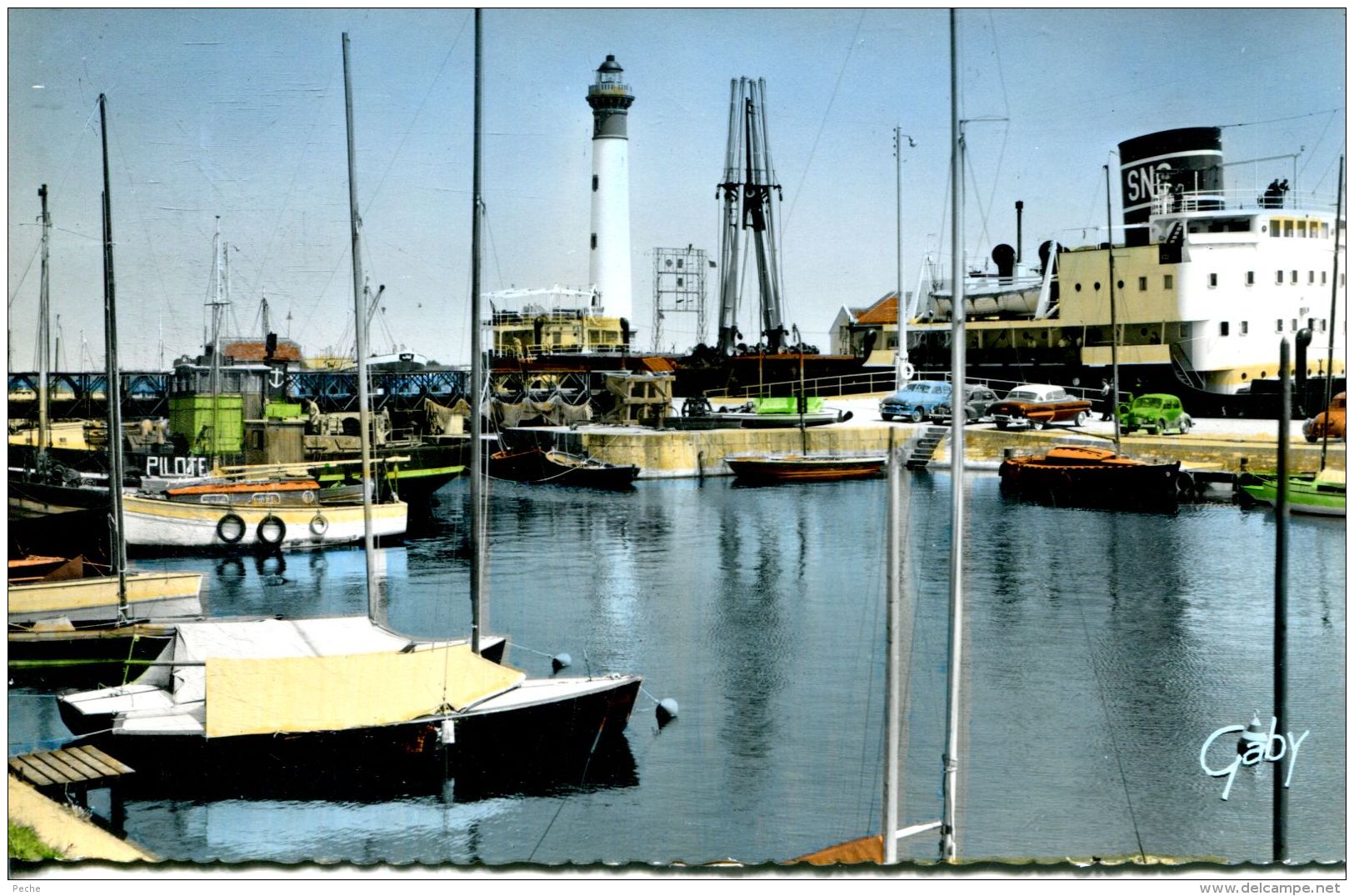 N°52753 -cpsm Ouistreham - Un Navire De La SNC Dans Le Sas- Phare- Et Bateau Pilote- - Commerce