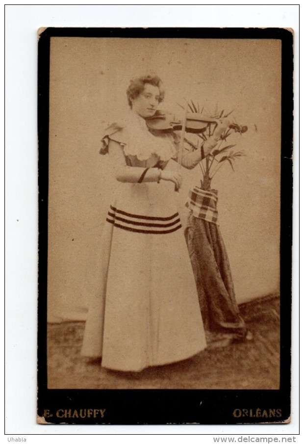 Orleans. Jeune Femme Avec Violon .Photo Chauffy. - Orleans