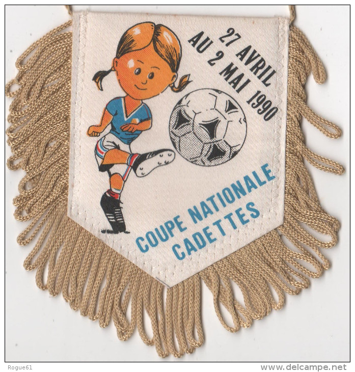 FANION - ( Fédération Francaise De Football Féminin ) Coupe Nationale CADETTES - 1990 - Habillement, Souvenirs & Autres