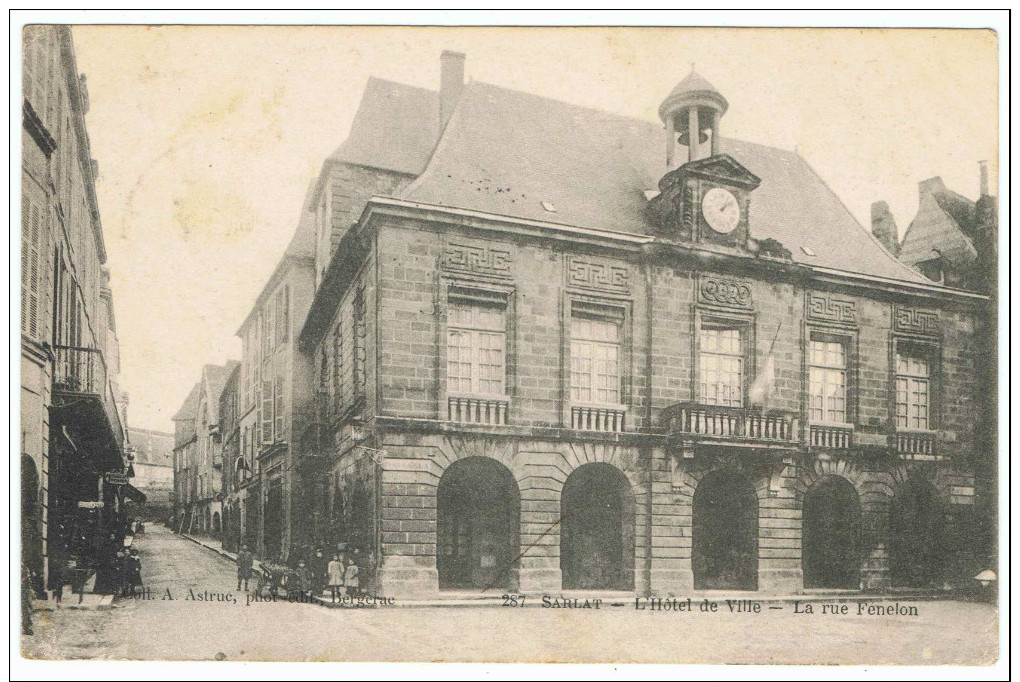 SARLAT L'Hôtel De Ville La Rue Fenelon - Sarlat La Caneda