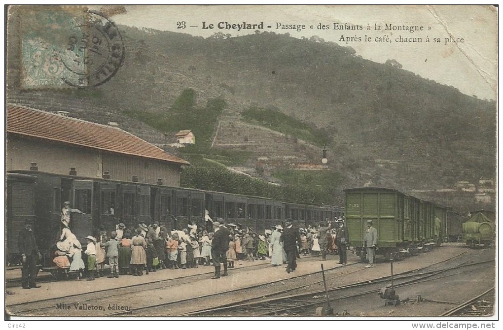 Le Cheylard  Passage " Des Enfants à La Montagne "  Apres Le Café, Chacun à Sa Place ( état. Pli Haut Droit) - Le Cheylard