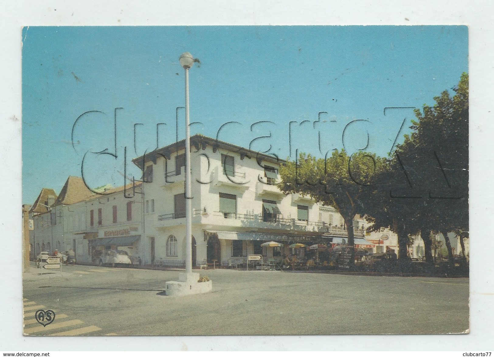 Montbourguet (65) : Le Café Bar Au Rond Pointdu Centre Ville  En 1973 (animé) GF - Maubourguet