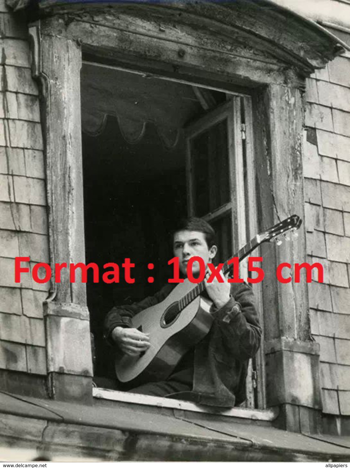 Reproduction D'une Photographie Du Jeune Salvatore Adamo Jouant De La Guitare Sur Le Rebord D'une Fenêtre - Other & Unclassified