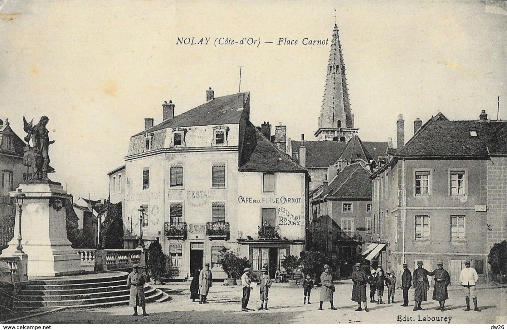 Nolay (Côte-d'Or) - Place Carnot, Café De La Place - Animation (militaires) Devant La Statue - Edition Labourey - Autres & Non Classés