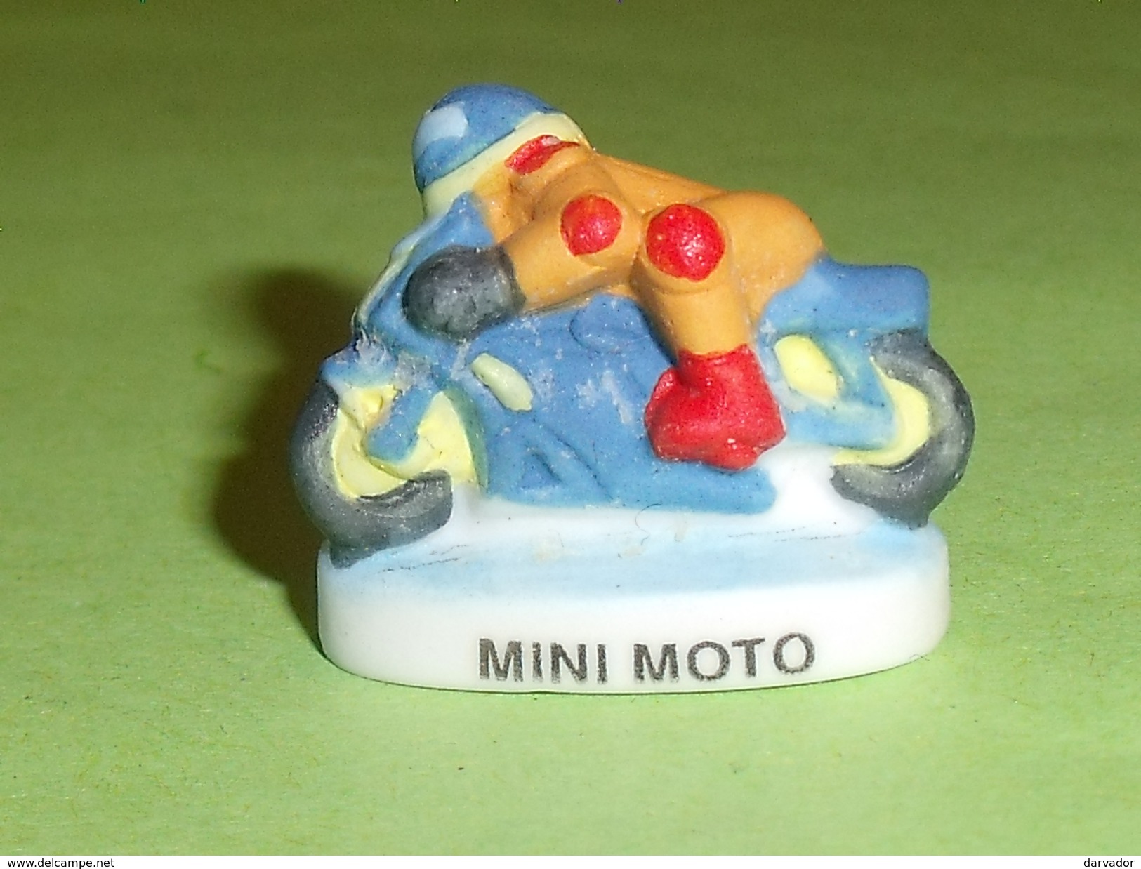 Fèves / Sports  : Mini  Moto  " Mat "   T17 - Sports