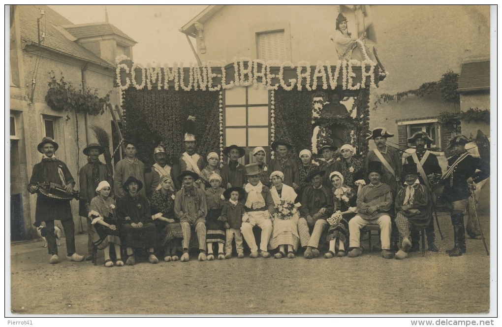 LA GUERCHE - GRAVIER - Belle Carte Photo Personnes Déguisées Avec Joueur De Vielle " COMMUNE LIBRE - GRAVIER " - La Guerche Sur L'Aubois