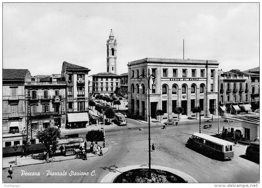 05086 "PESCARA - PIAZZALE STAZIONE C." ANIMATA, AUTOBUS, DISTRIBUTORE. CART.  SPED. 1954 - Pescara