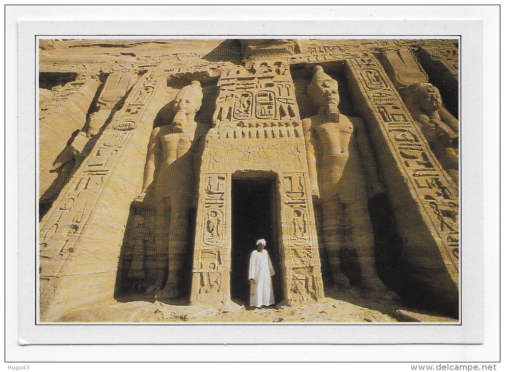 (RECTO / VERSO) ABU SIMBEL - LE TEMPLE DE NEFERTARI AVEC PERSONNAGE  - FORMAT CPM GF - Abu Simbel