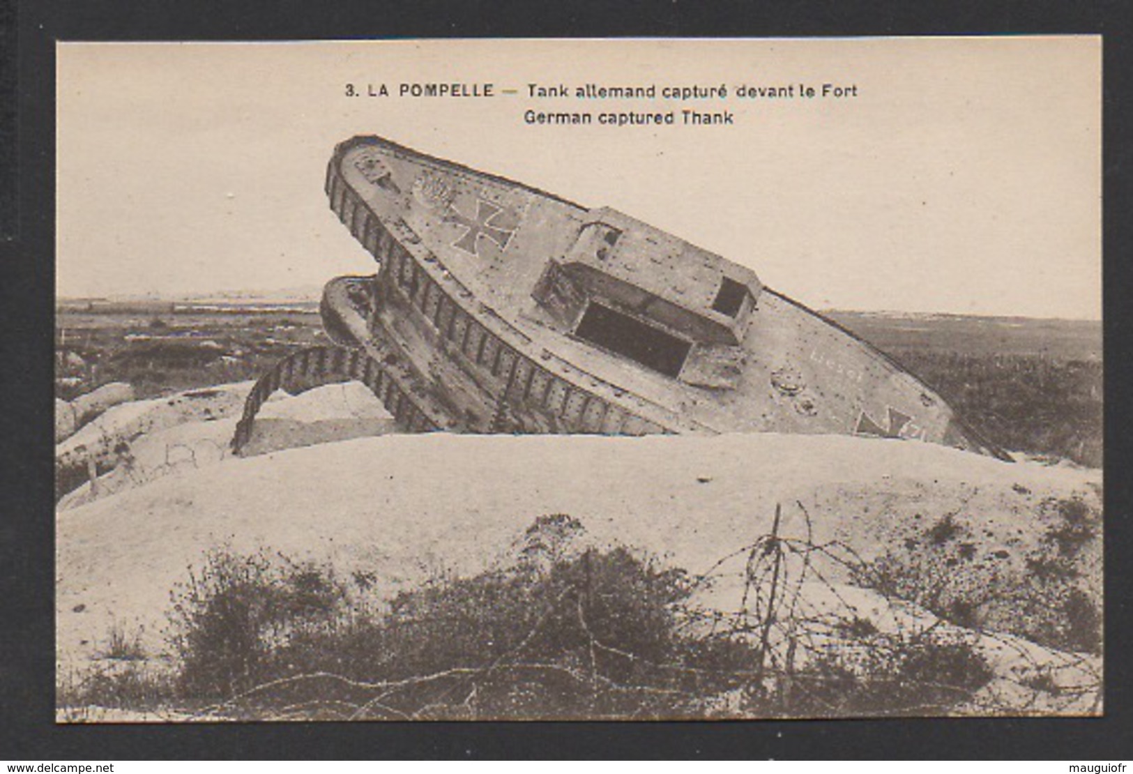 DF / GUERRE 1914-18 / PUISIEULX (51) / FORT DE LA POMPELLE / UN TANK ALLEMAND CAPTURÉ DEVANT LE FORT - Guerre 1914-18