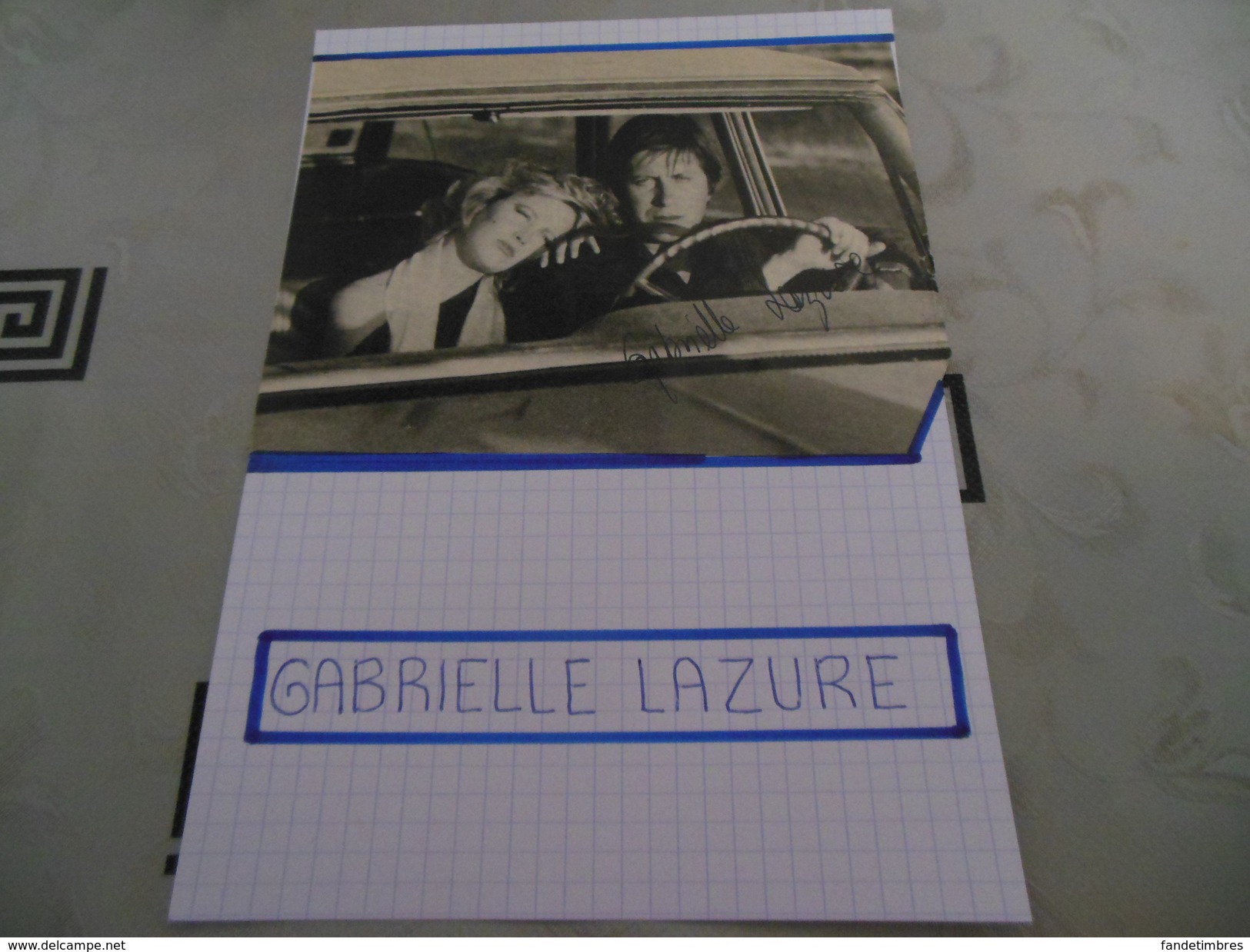 AUTOGRAPHE DÉDICACÉ ET AUTHENTIQUE DE GABRIELLE LAZURE SUR COUPURE DE PRESSE COLLÉE SUR CARTON BRISTOL (15 X 21 Cm) - Other & Unclassified