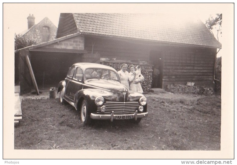 Photo La Peugeot 203 Dans La Cour De La Ferme (76) - Automobili