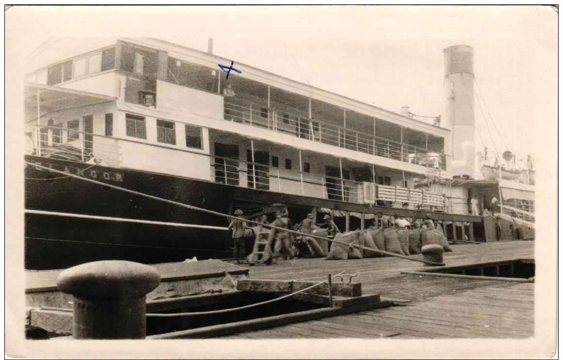 PHOTO MARS 1928 BATEAU ANGLAIS ENTRE SINGAPOUR ET JAVA ,SCENE DE PORT REF 50019 - Paquebots