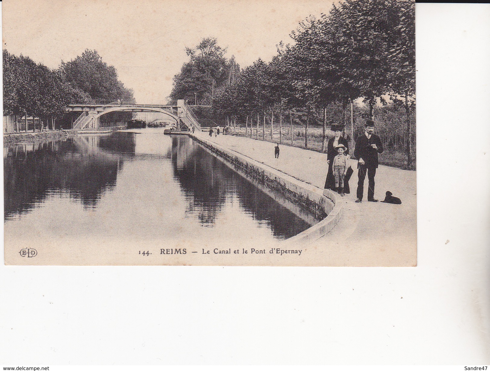 CPA (51) REIMS.  Le Canal Et Le Pont 'Epernay, Animé, Couple Avec Enfant, Chiens, Péniche ....D38 - Reims