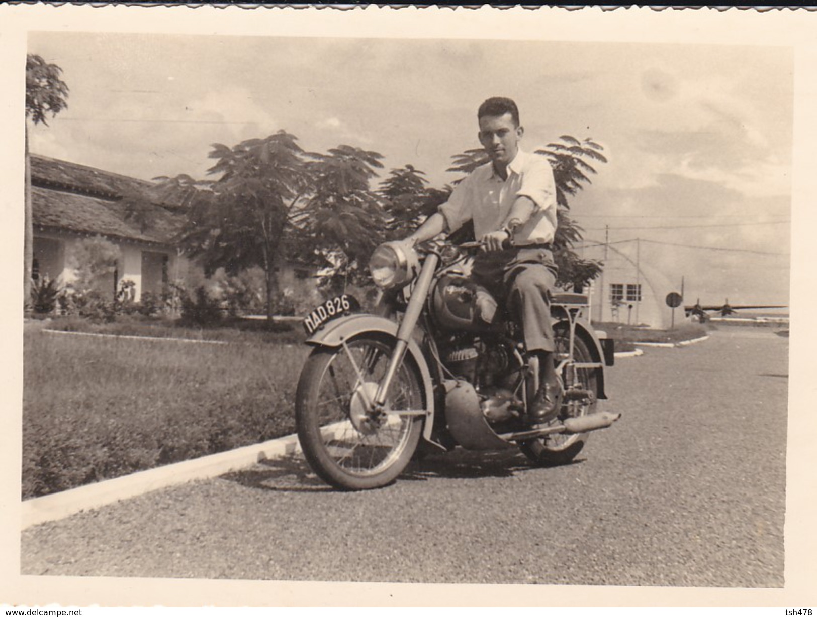 MINI PHOTO---belle Mais Modeste 125 Ou 175 Peugeot Sur La BASE AERIENNE --(peu être Madagascar)--voir 2 Scans - Aviation