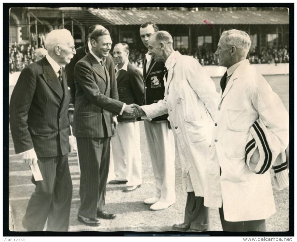 PRESS PHOTO KING GEORGE VI MEETING CRICKET UMPIRES JACK HOBBS OVAL 1946 - Famous People