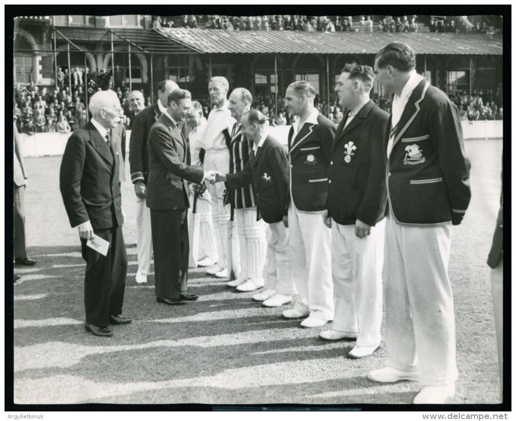 PRESS PHOTO KING GEORGE VI MEETING CRICKET UMPIRES TICH FREEMAN OVAL 1946 - Berühmtheiten