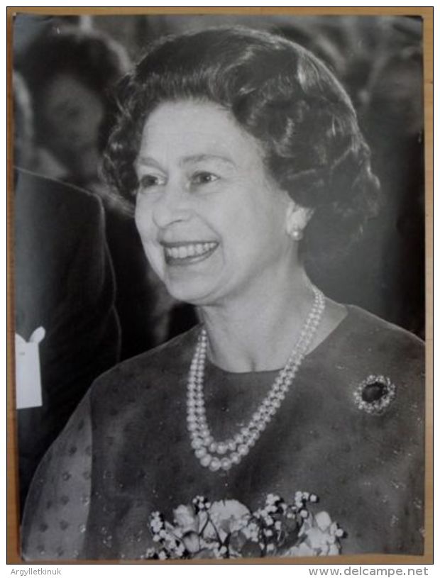 FINE LARGE ORIGINAL PRESS PHOTO QUEEN ELIZABETH II ROYAL FESTIVAL HALL 1980 - Célébrités