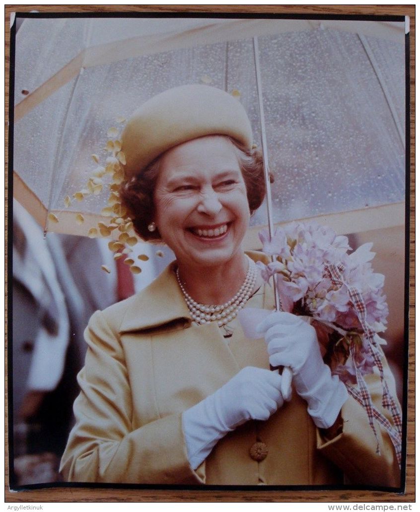 TWO FINE COLOUR PRESS PHOTOS OF QUEEN ELIZABETH II WEARING YELLOW HATS C. 1980 - Famous People