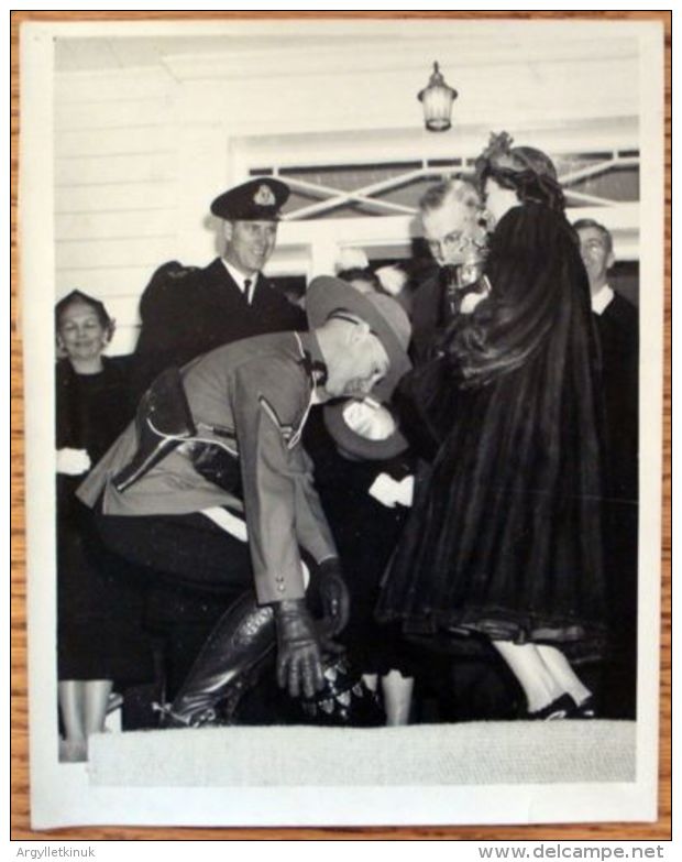 TWO FINE ORIGINAL PRESS PHOTOS QUEEN ELIZABETH II ROYAL TOUR OF CANADA 1951 - Famous People