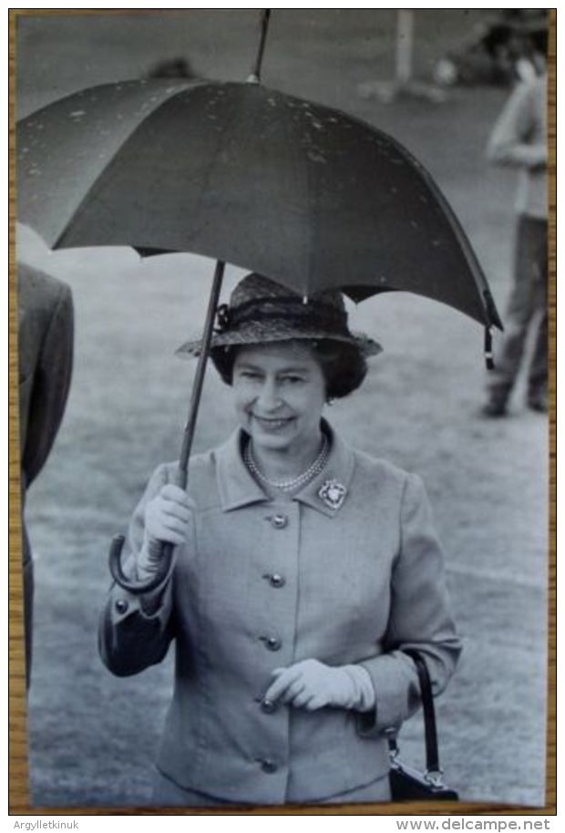 TWO FINE ORIGINAL PRESS PHOTOS QUEEN ELIZABETH II FORRES HIGHLAND GAMES 1982 - Famous People