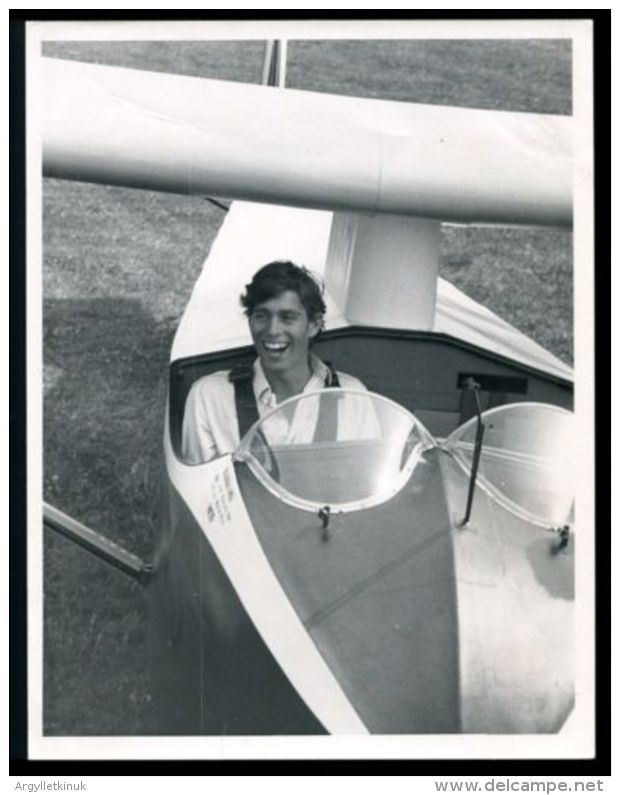 FINE ORIGINAL PRESS PHOTO PRINCE ANDREW 16 YRS FIRST SOLO GLIDER FLIGHT 1976 - Famous People