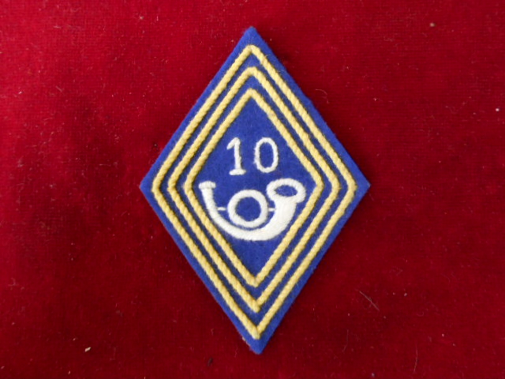 INSIGNE TISSU MODELE 45 DU 10 RGT CHASSEURS SUR FOND CARTONNE FAB ETRANGERE - Patches