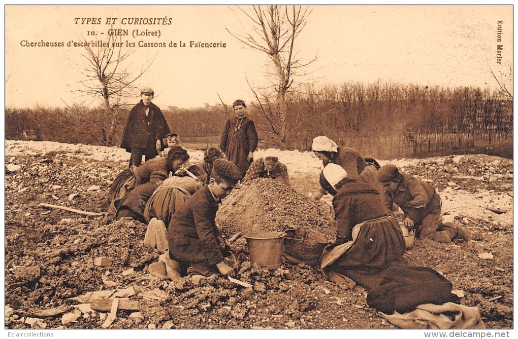 Gien        45       Types Et Curiosités    Chercheurs D'escarbilles Sur Les Cassons De La Faïencerie  (voir Scan) - Gien