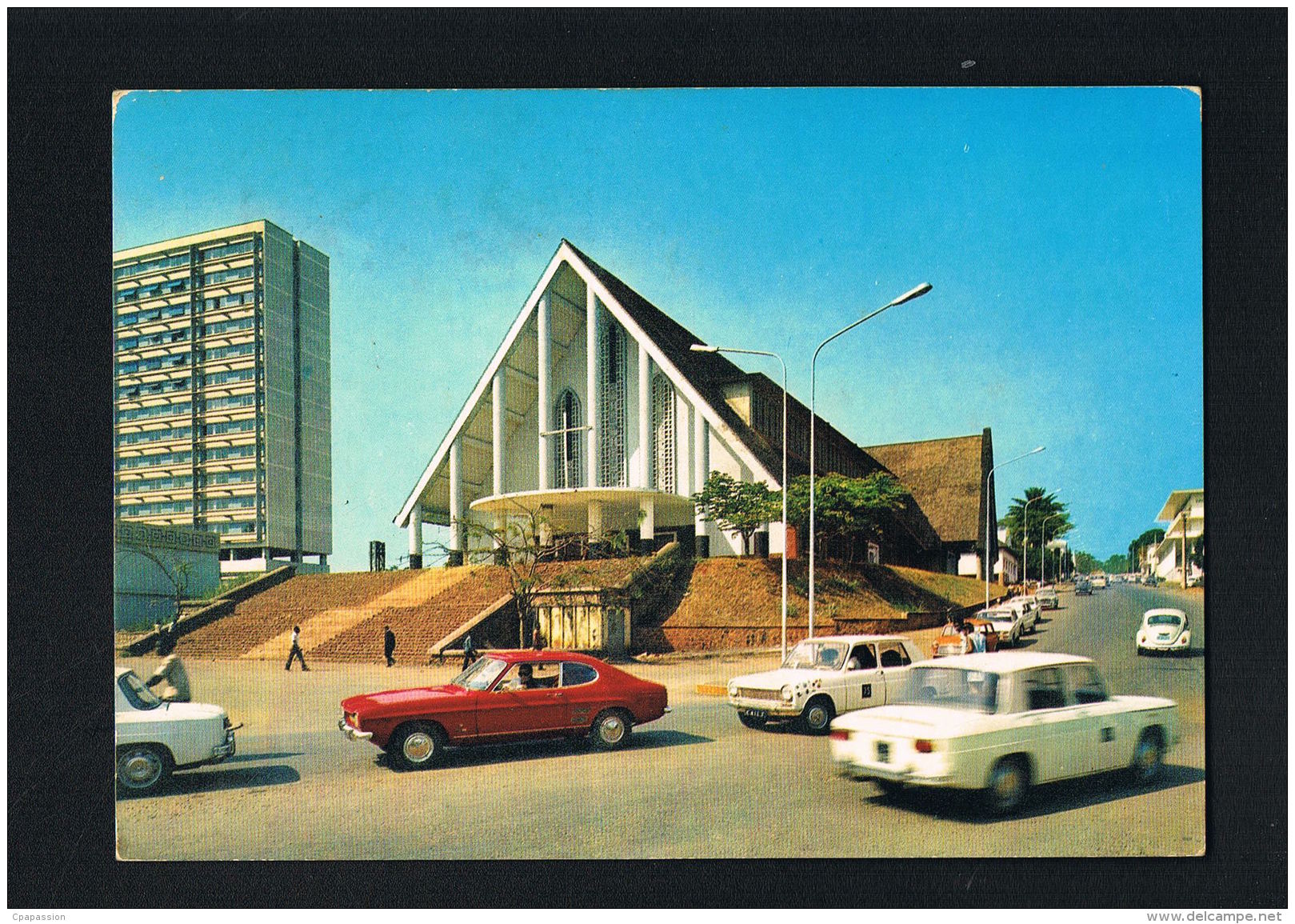 CAMEROUN -YAOUNDE  -Cathédrale Autos -voyagée Avec 2 Timbres -Scans Recto Verso  Paypal Sans Frais - Cameroon