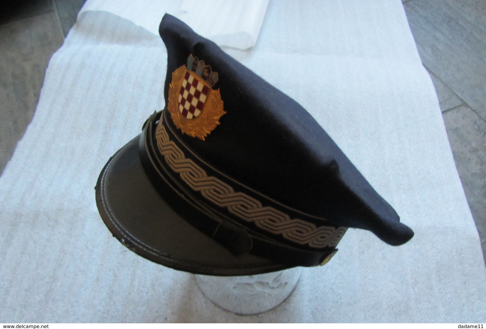 Képi De Militaire Ou De Gendarme Ancien - Cascos