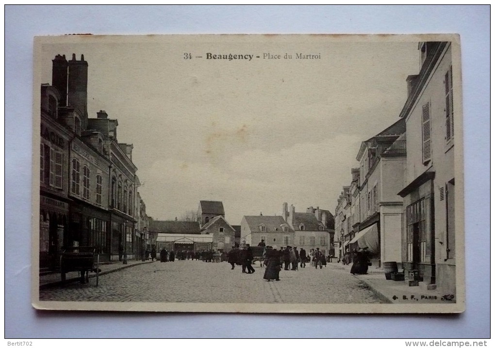 45 -  BEAUGENCY - Place Du Martroi Animée - Beaugency