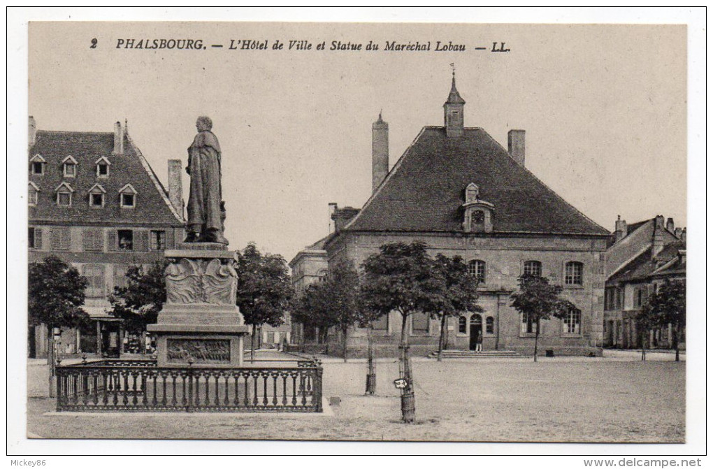 PHALSBOURG--L'Hôtel De Ville Et Statue Du Maréchal  Lobau N°2 éd LL  ..à Saisir - Phalsbourg