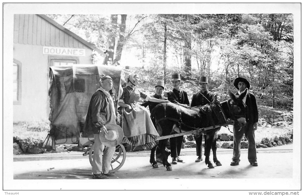 ¤¤  -  Carte-Photo Non Située   -  Groupe De Personnes Devant Un Poste De Douanes  -  Douaniers   -  ¤¤ - To Identify