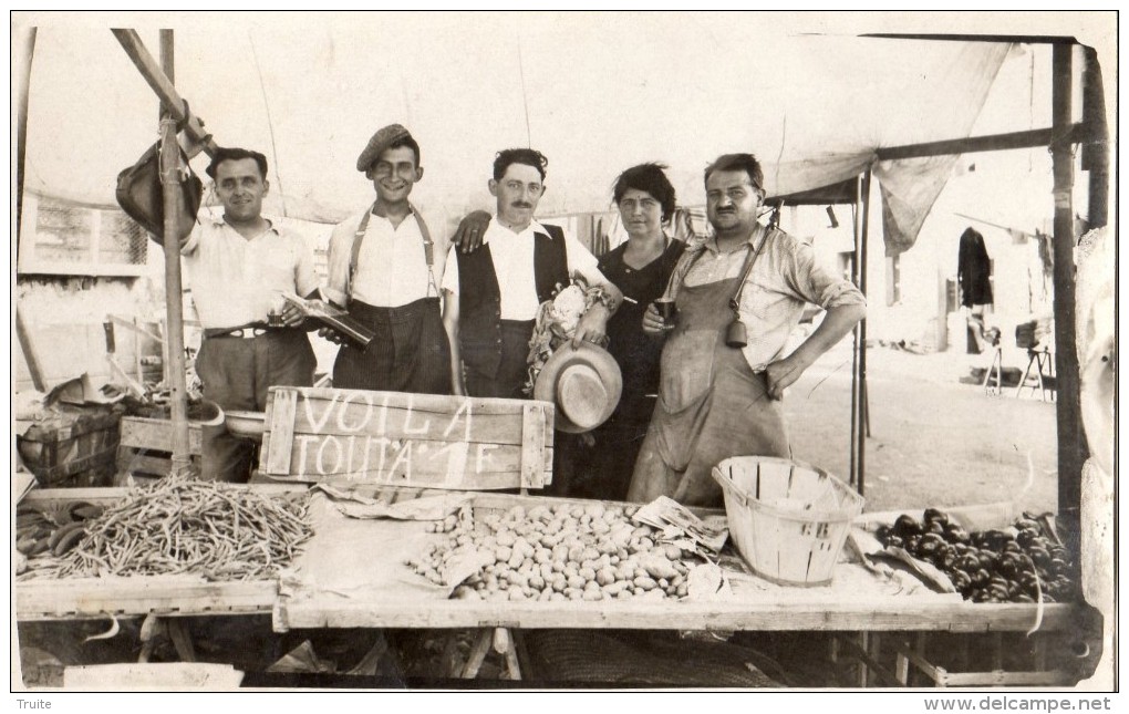 STAND DE PRIMEURS SUR UN MARCHE "VOILA TOUT A 1 F) A LOCALISER - Vendedores Ambulantes