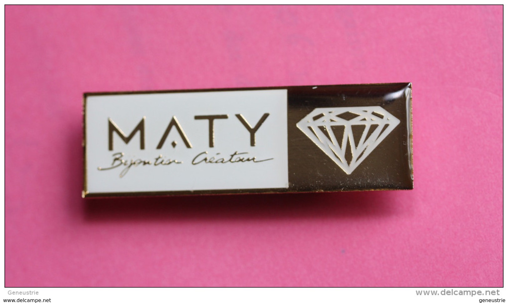 Insigne Aimanté De Vendeuse Bijouterie "Maty" Paris - Brooches