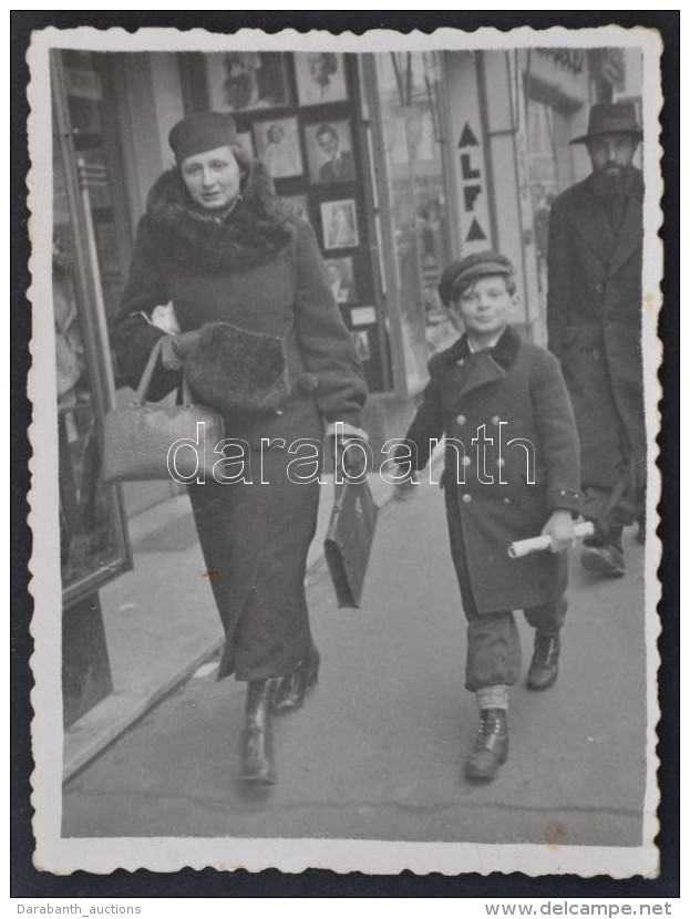 Cca 1930 Zsid&oacute; F&eacute;rfi Bukarest Utc&aacute;j&aacute;n. / Jewish Person In Bucharest. 6x9 Cm - Andere & Zonder Classificatie