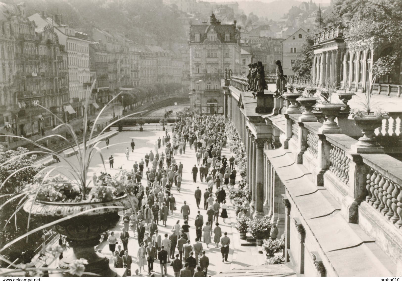 L1875 - Czechoslovakia (1965) Karlovy Vary 2 (postcard: Spa Karlovy Vary); Tariff: 30h (stamp:Olympic Games 1900 Paris) - Ete 1900: Paris