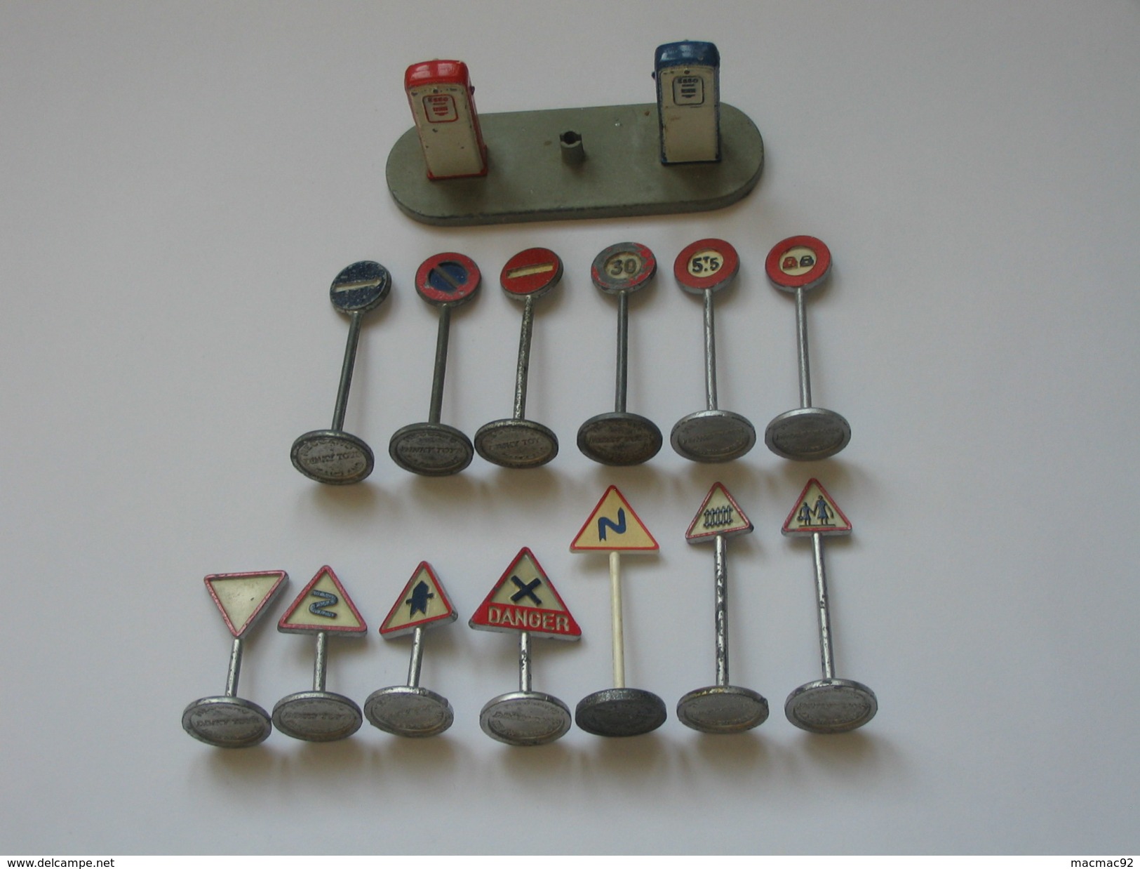 Lot De 12 Panneaux De Signalisation DINKY TOYS + Pompe à Essence ESSO   **** EN ACHAT IMMEDIAT **** - Dinky