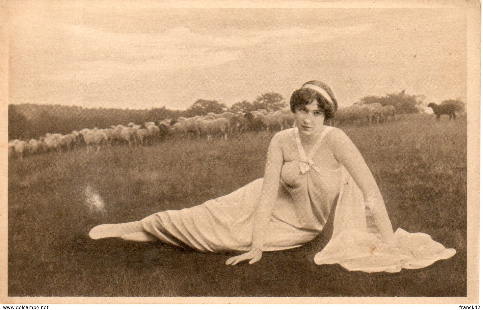 Femme Allongée Devant Des Moutons - Vrouwen