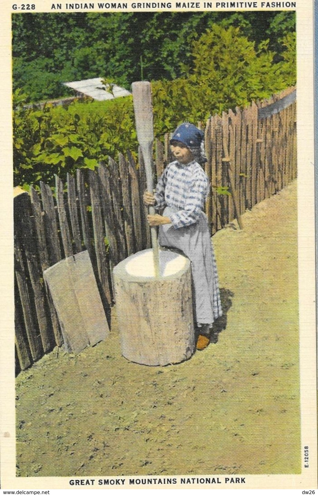 An Indian Woman Grinding Maize In Primitive Fashion - Great Smoky Mountains National Park - Carte Non Circulée - Indiens D'Amérique Du Nord