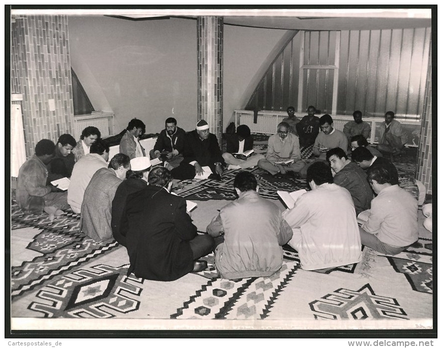 Fotografie Klaus Bischoff, München, Ansicht München, Muslime In Einer Moschee Lesen Im Koran - Places