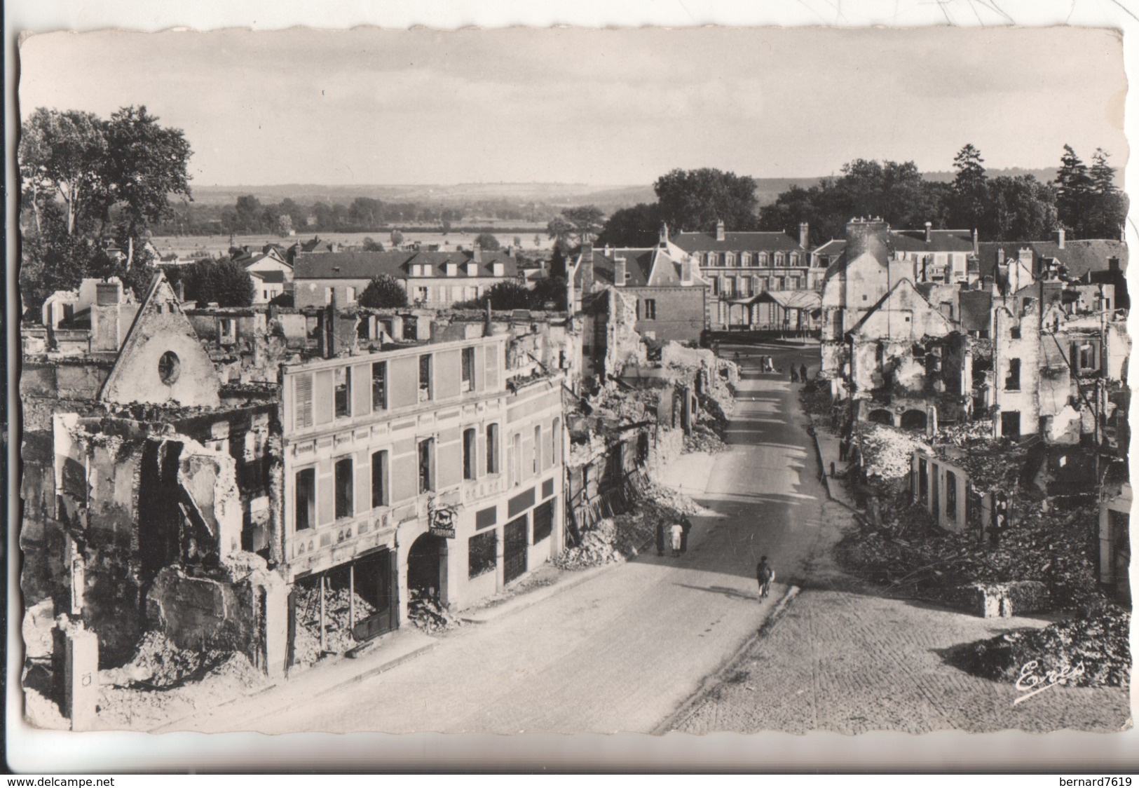 76  Gournay En Bray  Rue De Paris Juin 1940 - Gournay-en-Bray