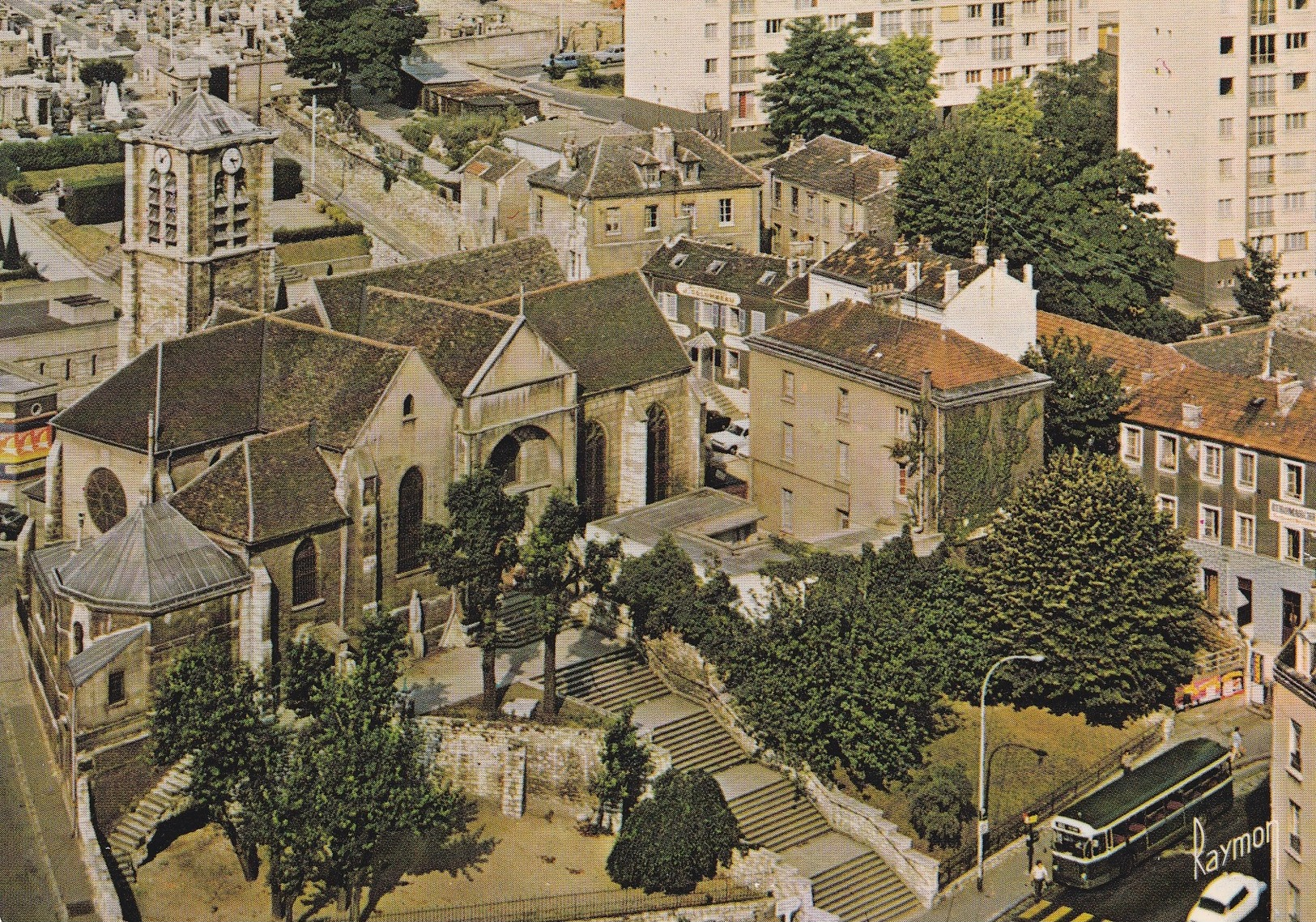 CPM  De  IVRY Sur SEINE (94)  -  Place De L' Eglise      //  TBE - Ivry Sur Seine