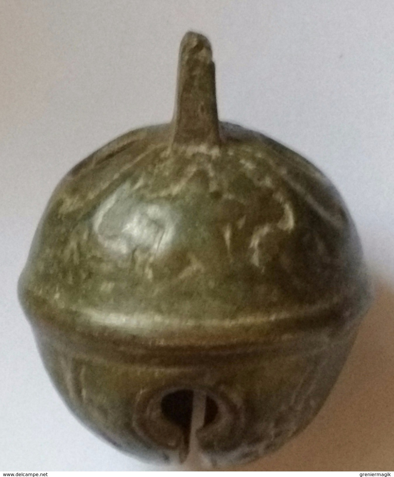 Grelot Ancien En Bronze Tyrolien 18ème Siècle - Décor Grappe De Raisin Feuille De Vigne Et étoile - Cloches