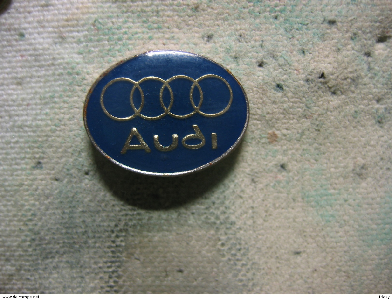 Pin's Embleme Des Automobiles AUDO, Fond Du Pin's En Bleu - Audi