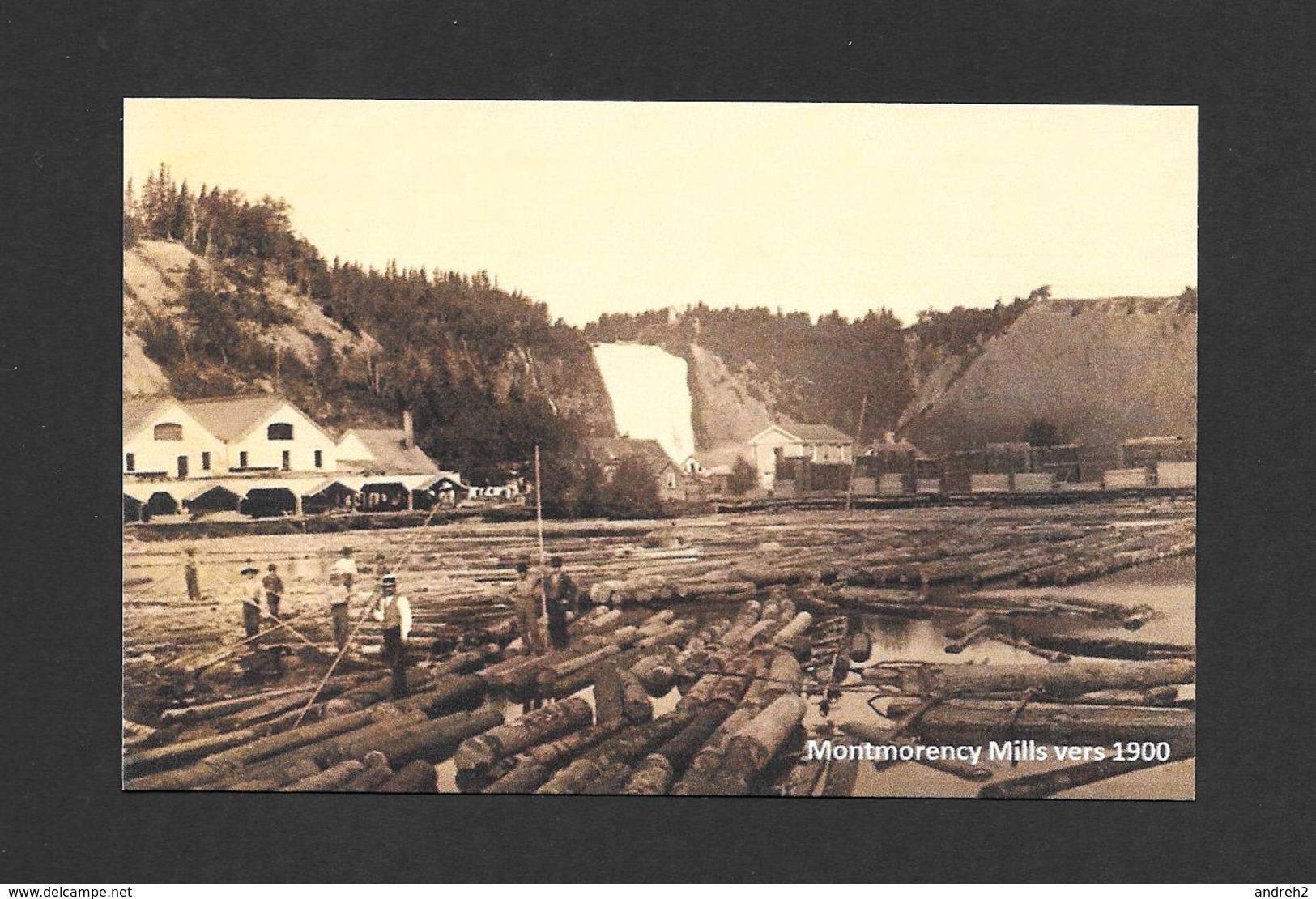 MONTMORENCY - LES CHUTES MONTMORENCY À L'ARRIÈRE PLAN ET MONTMORENCY MILLS  MOULIN À SCIE AU PIED DE LA CHUTE  VERS 1900 - Chutes Montmorency