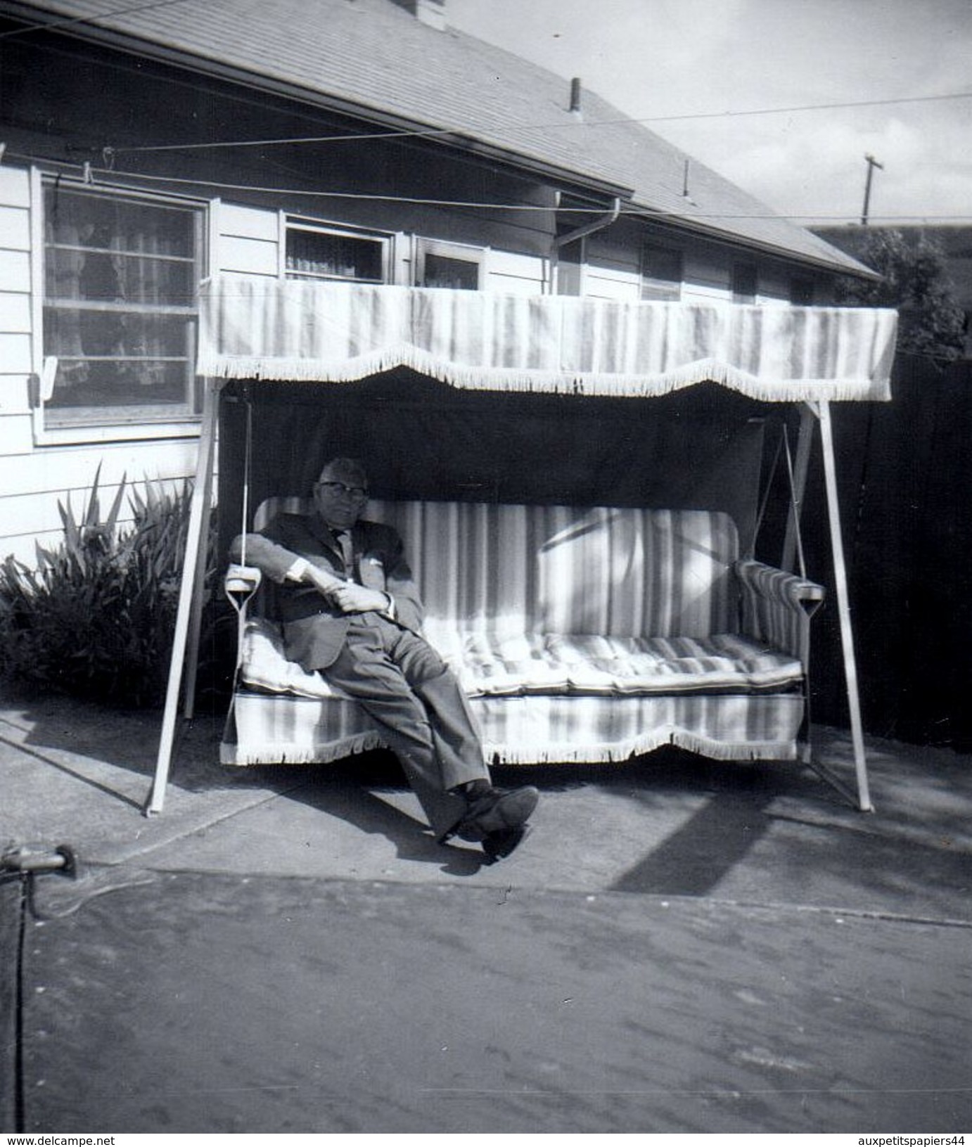 Photo Originale Balancelle De Jardin - Homme & Farniente Sur Son Nouveau Jouet En Juin 1964 - Objets