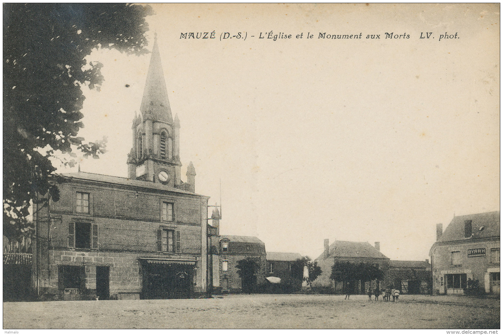 MAUZÉ - L'Église Et Le Monument Aux Morts - Mauze Sur Le Mignon