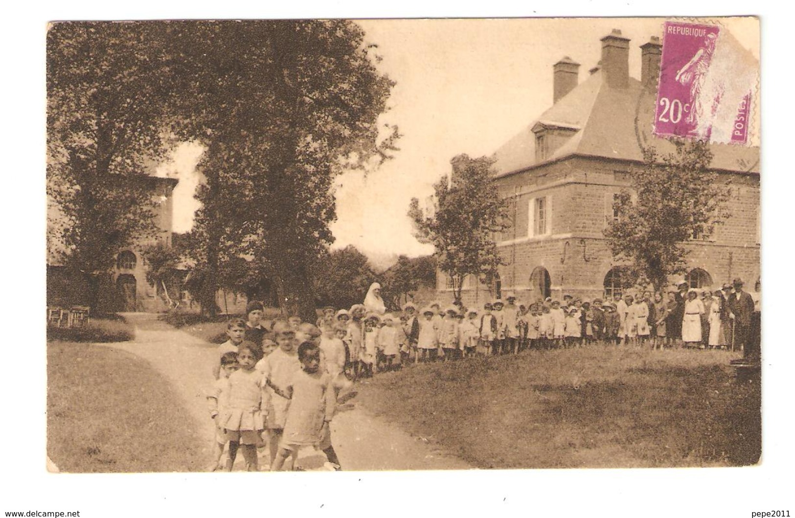 CPA 50 SAINT VAAST La HOUGUE Colonie Scolaire & Ecole  L'Ile TATIHOU En Route Pour Le Réfectoire Belle Animation RARE - Saint Vaast La Hougue