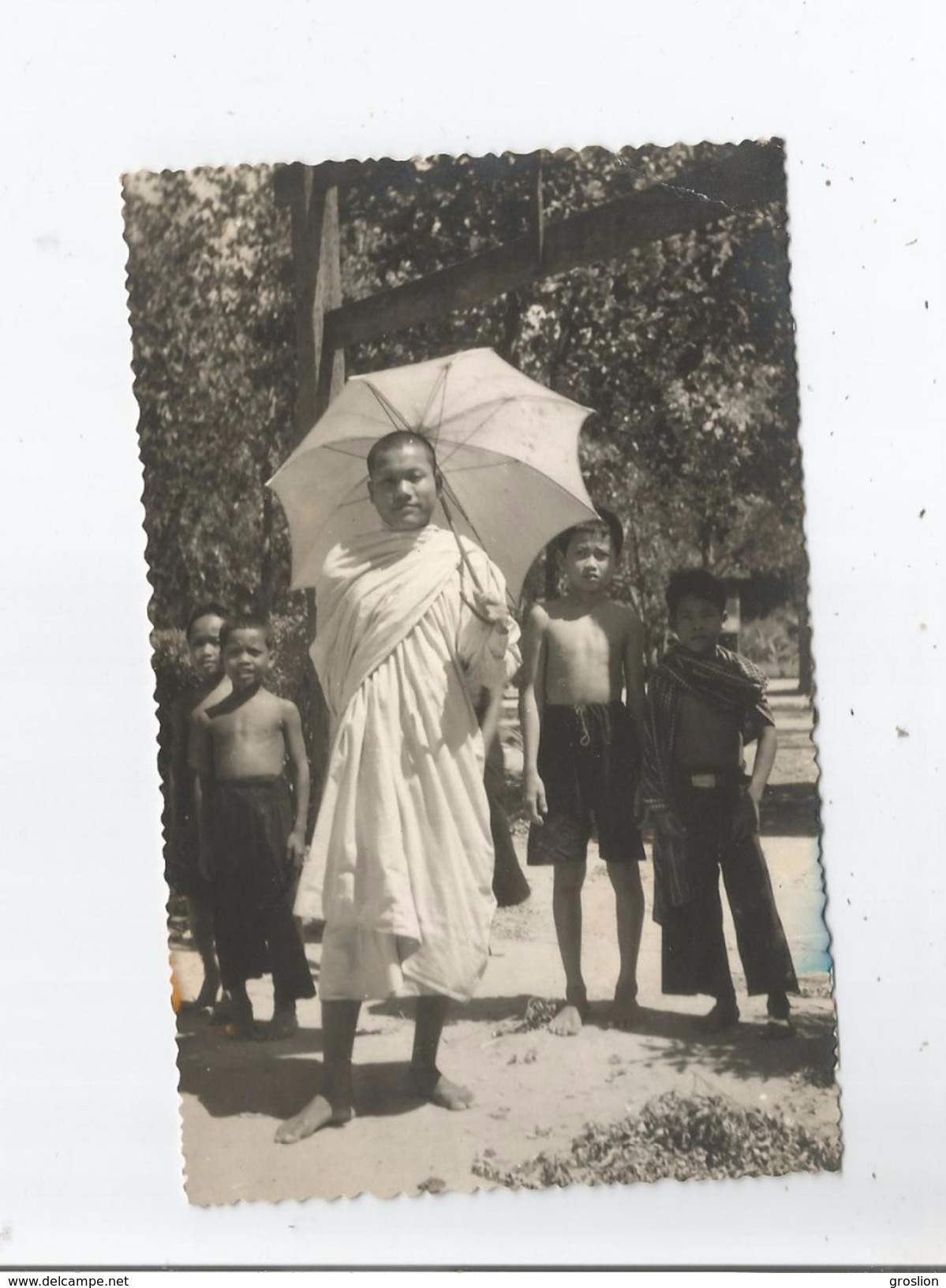 CAMBODGE CARTE PHOTO UN BONZE ET ENFANTS - Cambodge